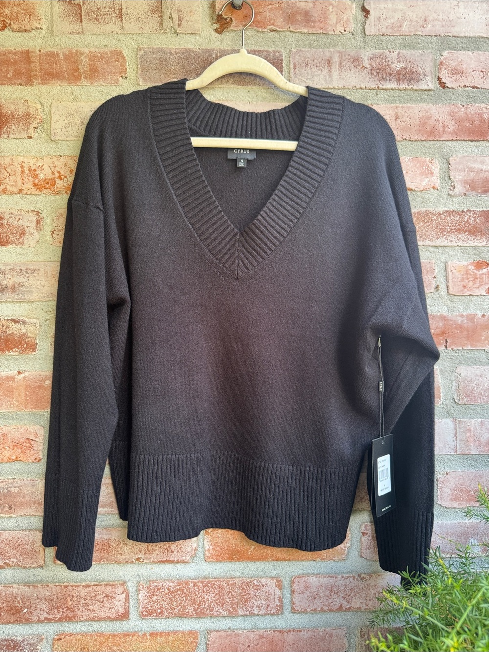 Cyrus Men's V-Neck Sweater in Black
